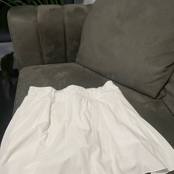 Aritzia TnaMOVE™ Tennis Serve Micro Skirt, White - Picture 8 of 9